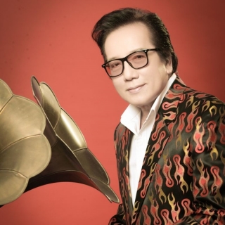 Elvis Phương