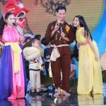 MC Thanh Bạch hóa Chú Cuội bên các bé Đồ Rê Mí