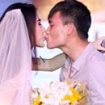 Thủy Tiên mặc váy cô dâu hôn Công Vinh trên sân khấu