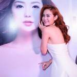 Minh Hằng rạng rỡ khoe lưng trần quyến rũ