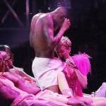 Miley Cyrus gây sốc với màn vạch quần vũ công nam