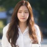 Loạt ảnh Naeun (A Pink) đến trường bất ngờ bị chỉ trích