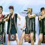 Thí sinh X Factor bị chỉ trích vì dùng khăn trùm đầu làm khố