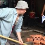 Đàm Vĩnh Hưng bỏ hát đi làm phụ hồ, bị vợ bỏ