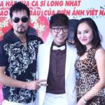 Long Nhật vừa tình tứ với vợ, vừa ôm eo "bạn trai"