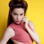 Hồ Ngọc Hà hội ngộ Uyên Linh ở đêm nhạc Pháp