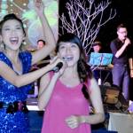 Vợ Nguyễn Văn Chung 'bế bụng bầu' hát trong live show của chồng
