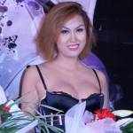 Phi Thanh Vân hớ hênh vì váy hở cổ