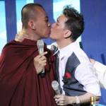 Sốc vì Mr Đàm hôn sư thầy!