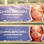 Gương mặt bị đánh của Rihanna được in lên poster của Chris Brown.