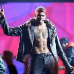 Pink 'đá đểu' Chris Brown chuyện hát nhép