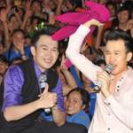 Quá sung, Dương Triệu Vũ cởi áo tặng fan