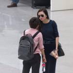Thiều Bảo Trang và Phương Uyên ôm hôn ở sân bay