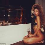 Rihanna chụp hình bán nude nóng bỏng bên lò sưởi