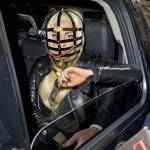 Lady Gaga thản nhiên đeo rọ mõm ra đường