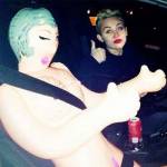 Miley Cyrus được tặng búp bê sex