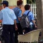 Phương Uyên chở Trúc Nhân lách luật giao thông