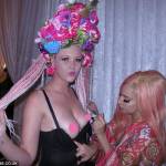 Lady Gaga ký tặng lên... vòng 1 của fan