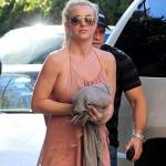 Britney suýt lộ ngực vì cố tình 'rũ bỏ' nội y