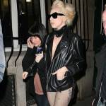 Lady Gaga bắt trợ lý ngủ chung giường