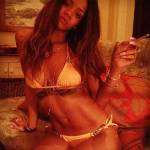 Rihanna mặc bikini khoe bụng 6 múi