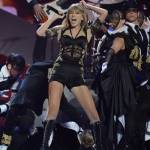 Taylor Swift sexy máu lửa biểu diễn trước Harry Styles
