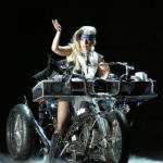 Lady Gaga phải nhập viện để phẫu thuật hông