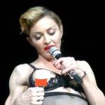 Madonna vạch áo lót khoe ngực trên sân khấu