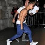 Justin Bieber tụt quần, cởi áo trong giá rét