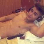 Justin Bieber khoe thân trên giường bệnh