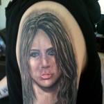 Fan cuồng xăm 15 hình liên quan đến Miley
