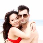 Minh Hằng ôm chặt Atanas trên bãi biển