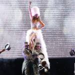 Jennifer Lopez trút bỏ xiêm y trên sân khấu