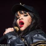 Rihanna lên sân khấu trễ vì bà ngoại qua đời