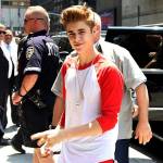 Justin Bieber bực bội bỏ phỏng vấn vì bị trêu tức