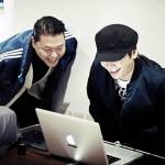 'Bố Yang' hí hửng xem thử MV 'Gentleman' cùng Psy