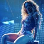 Beyonce sexy với váy hình bầu ngực