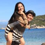 Phương Vy được 'bạn trai' cõng trên biển Nha Trang