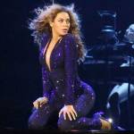 Beyoncé bị fan nam vỗ mông trên sân khấu