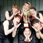 ShinHwa tạo dáng "hoa nở" ăn mừng chiến thắng