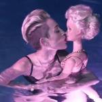 Miley Cyrus "khóa môi" búp bê trong MV trở lại