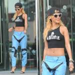 Fan tức giận ném... khoai tây chiên tới tấp vào Rihanna