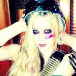 Avril Lavigne ‘chất lừ’ trong MV Rock N Roll