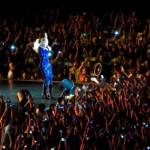 Beyoncé bị fan cuồng kéo bật ngửa trên sân khấu