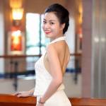 Hoàng Thùy Linh khoe lưng trần bên dàn người đẹp 