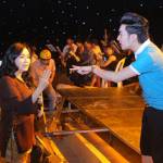 Thanh Lam diện quần đùi tập hát cùng Quang Hà