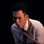Dương Triệu Vũ trói mình bằng dây thừng
