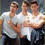 Nick Jonas thấy sân khấu của Miley tại VMAs "buồn cười"