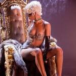 Rihanna hở hang "hết cỡ" ném tiền như rác