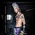 Taeyang cởi trần khoe hình tượng "kì quái"